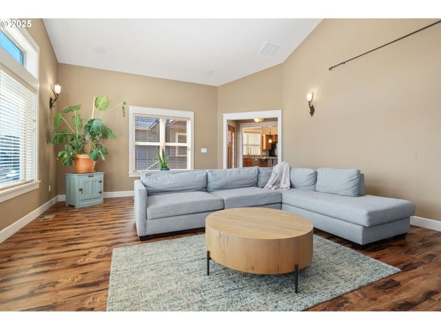 683 N V St, Washougal, WA 98671