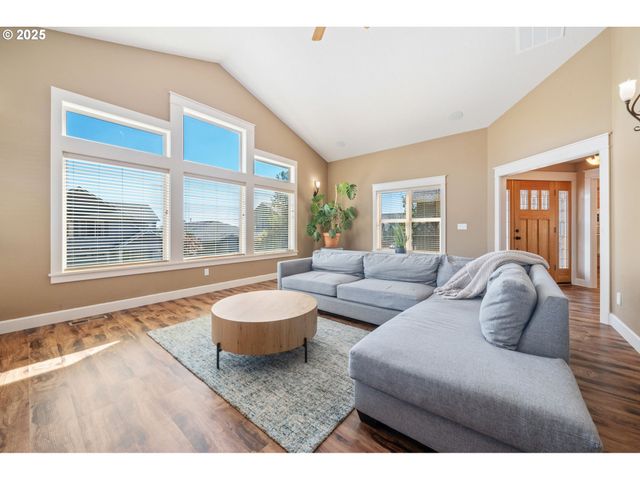 683 N V St, Washougal, WA 98671