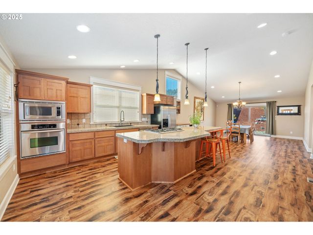 683 N V St, Washougal, WA 98671