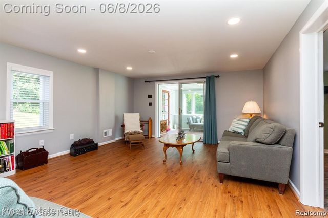 331 Lochaven Road, Waterford Charter Township, MI 48327