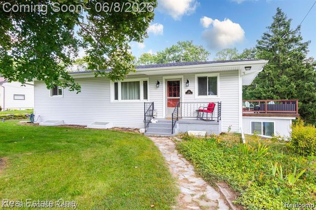 331 Lochaven Road, Waterford Charter Township, MI 48327