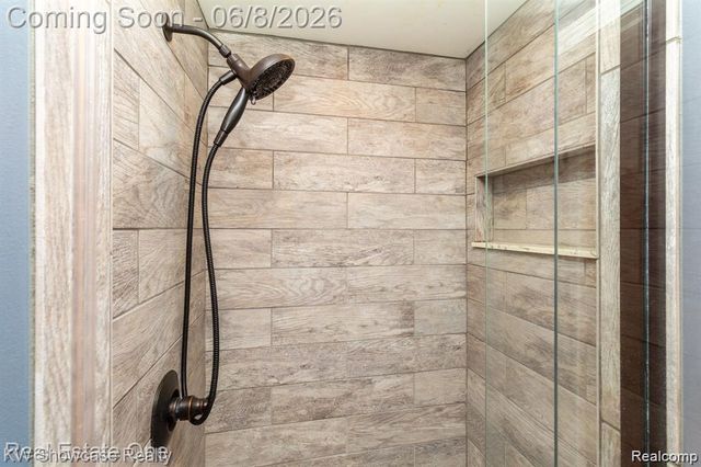 331 Lochaven Road, Waterford Charter Township, MI 48327