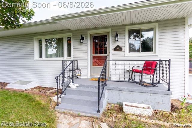 331 Lochaven Road, Waterford Charter Township, MI 48327
