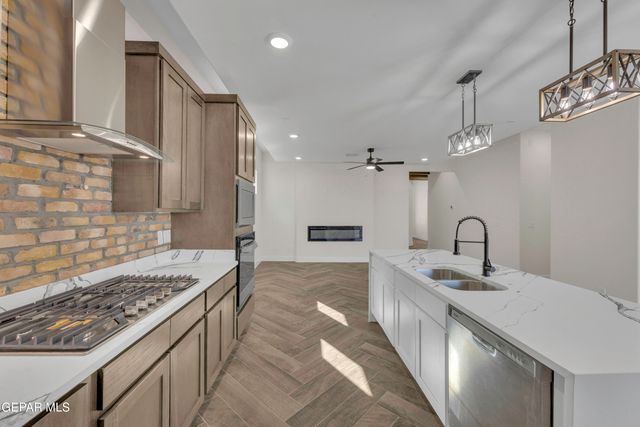 1404 HARLAN POINT Place, El Paso, TX 79928