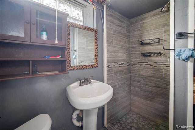 9387 Salem, Redford, MI 48239