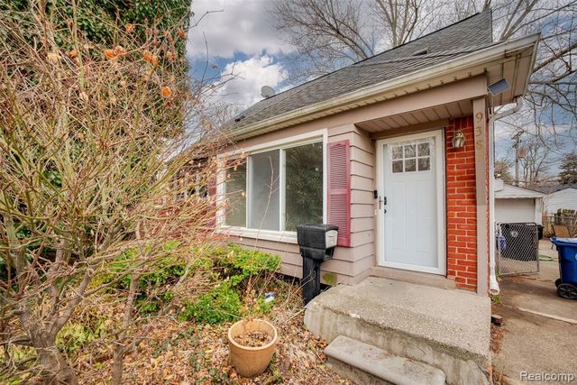 9387 Salem, Redford, MI 48239