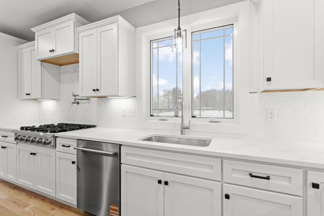 91 Raymond Road, Auburn, NH 03032