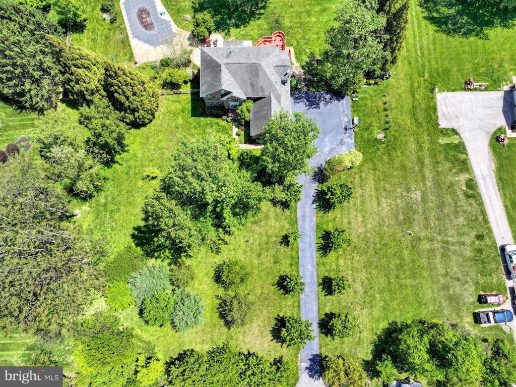 Image 37 of property listing at 13215 FALLS RD, Cockeysville, MD 21030