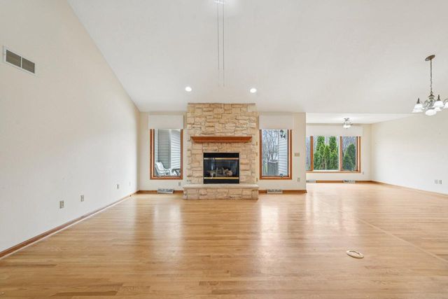 16605 Sumerland COURT, New Berlin, WI 53151