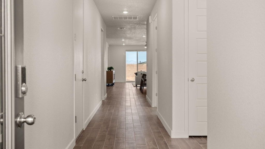 Image 3 of property listing at 6723 Clayton Drive NE, Rio Rancho, NM 87144