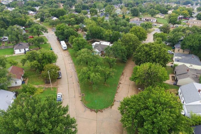 2905 E Stadium Dr, Wichita, KS 67214
