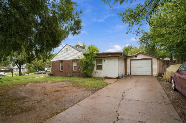 2905 E Stadium Dr, Wichita, KS 67214
