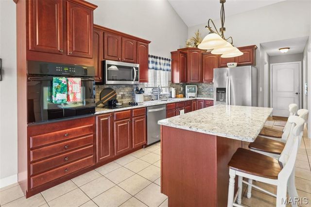 136 Stonebridge Crossing Drive, Maryville, IL 62062