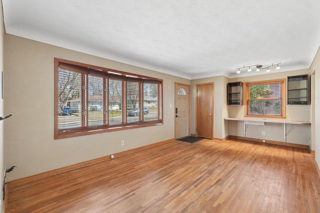 2344 Cowern Place E, North Saint Paul, MN 55109