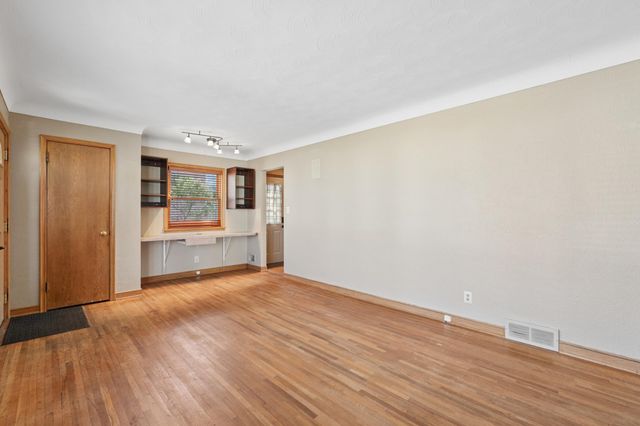 2344 Cowern Place E, North Saint Paul, MN 55109