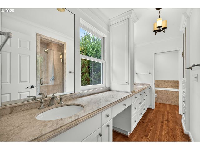 4021 Sw COUNCIL CREST Dr, Portland, OR 97239
