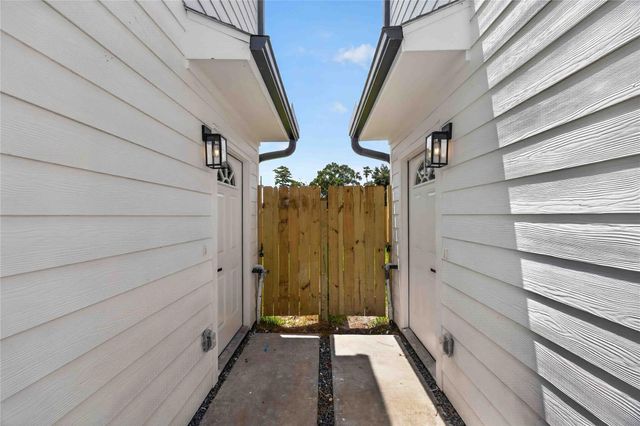 8208 Sterlingshire Street B, Houston, TX 77078