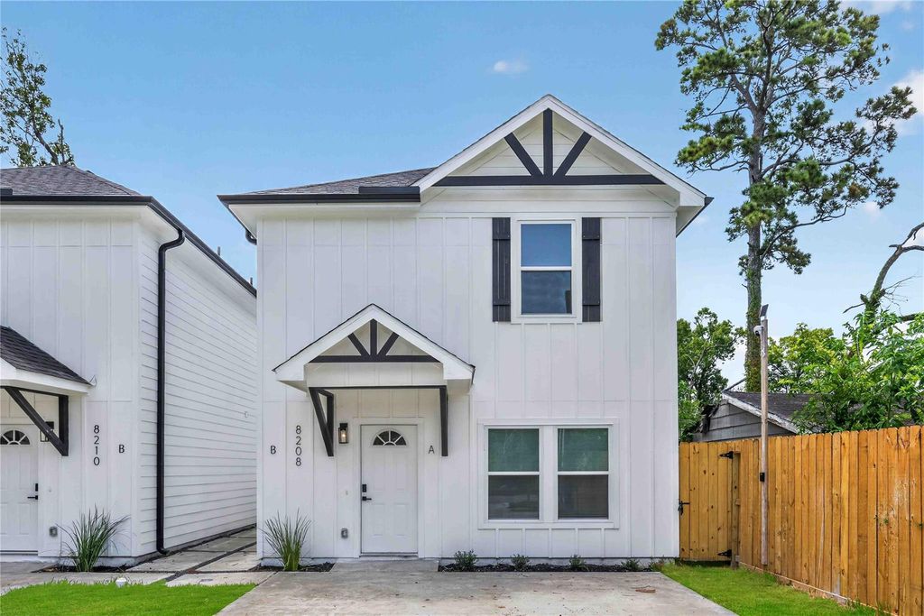 8208 Sterlingshire Street B, Houston, TX 77078