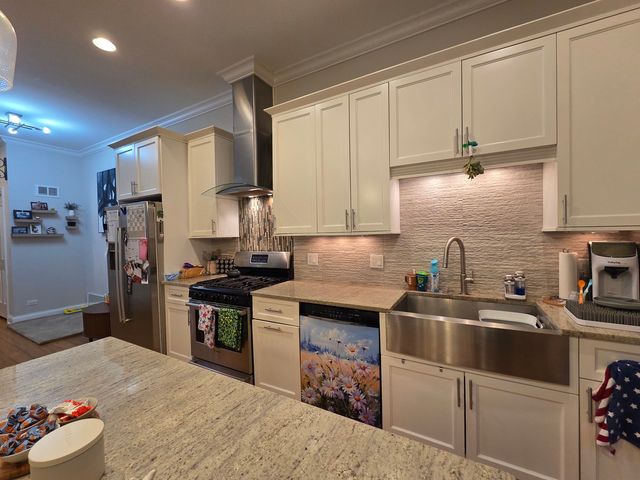 22 N Aberdeen Street 205, Chicago, IL 60607