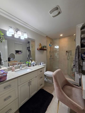 22 N Aberdeen Street 205, Chicago, IL 60607