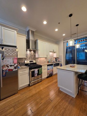 22 N Aberdeen Street 205, Chicago, IL 60607