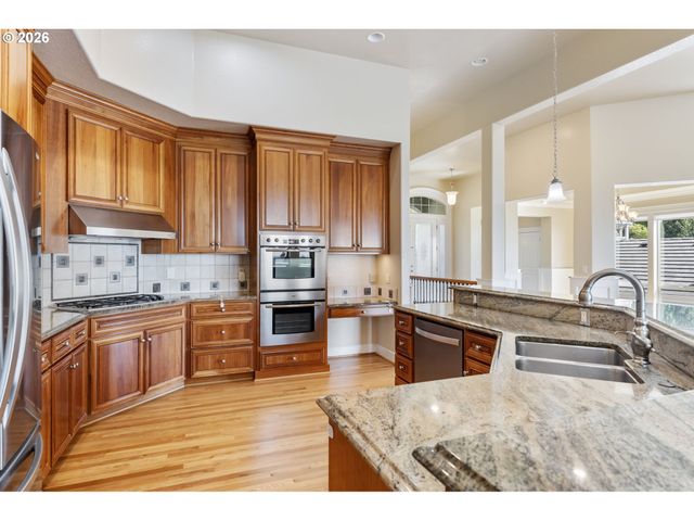 2633 Nw HOLLOWAY Dr, Portland, OR 97229