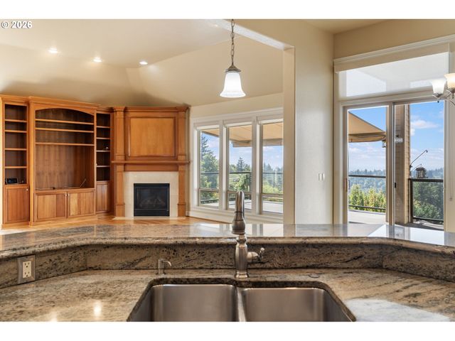 2633 Nw HOLLOWAY Dr, Portland, OR 97229