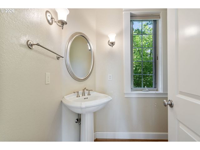 2633 Nw HOLLOWAY Dr, Portland, OR 97229