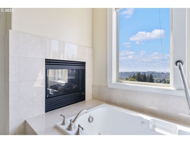 2633 Nw HOLLOWAY Dr, Portland, OR 97229