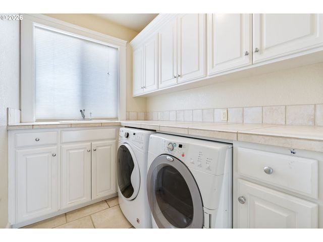 2633 Nw HOLLOWAY Dr, Portland, OR 97229