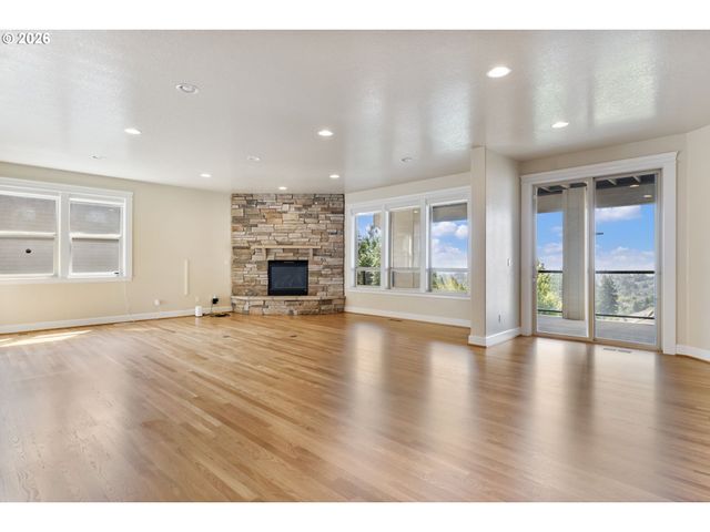 2633 Nw HOLLOWAY Dr, Portland, OR 97229