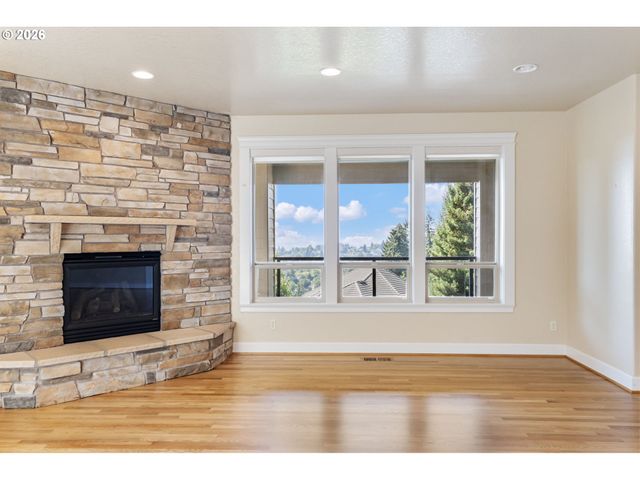 2633 Nw HOLLOWAY Dr, Portland, OR 97229