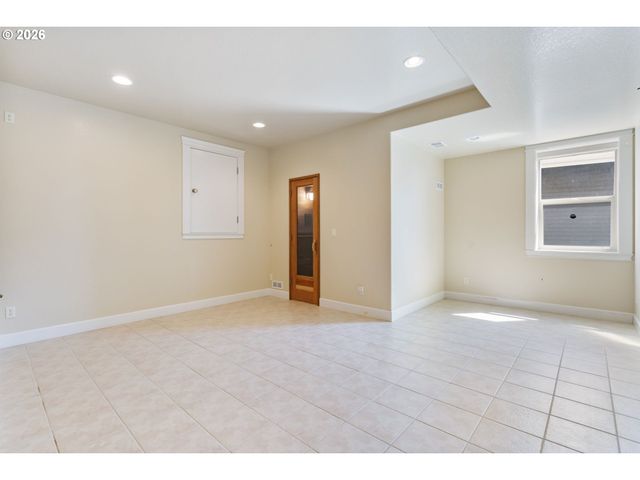 2633 Nw HOLLOWAY Dr, Portland, OR 97229