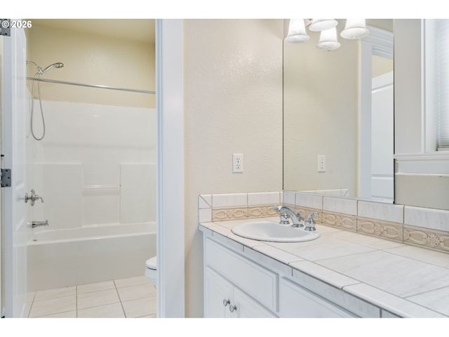 2633 Nw HOLLOWAY Dr, Portland, OR 97229