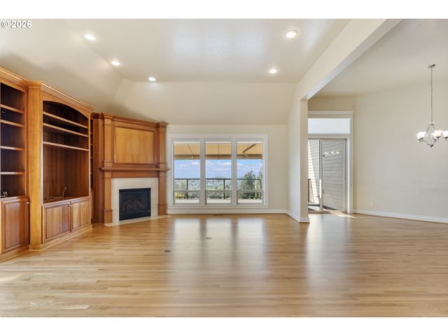 2633 Nw HOLLOWAY Dr, Portland, OR 97229