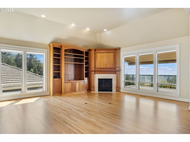 2633 Nw HOLLOWAY Dr, Portland, OR 97229