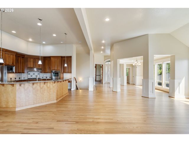 2633 Nw HOLLOWAY Dr, Portland, OR 97229