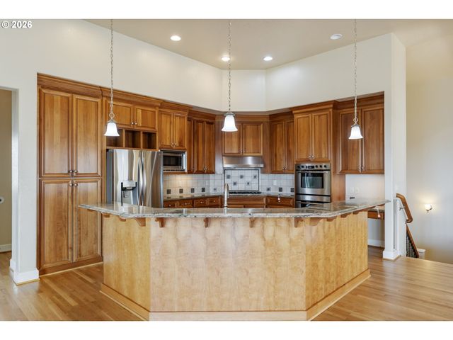 2633 Nw HOLLOWAY Dr, Portland, OR 97229