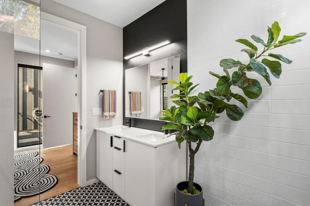 7525 Delafield LN B, Austin, TX 78752