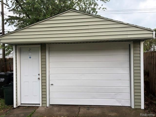 76 E Kalama Avenue, Madison Heights, MI 48071