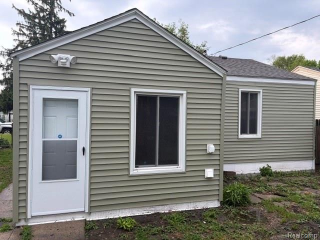 76 E Kalama Avenue, Madison Heights, MI 48071