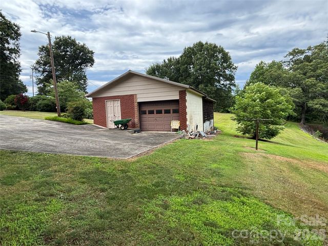 390 Airport Road, Taylorsville, NC 28681