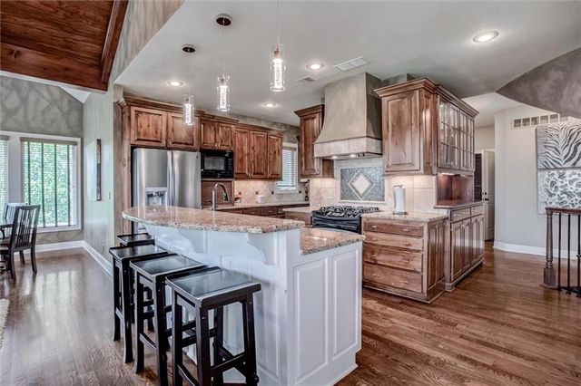 9321 W 156 Place, Overland Park, KS 66221