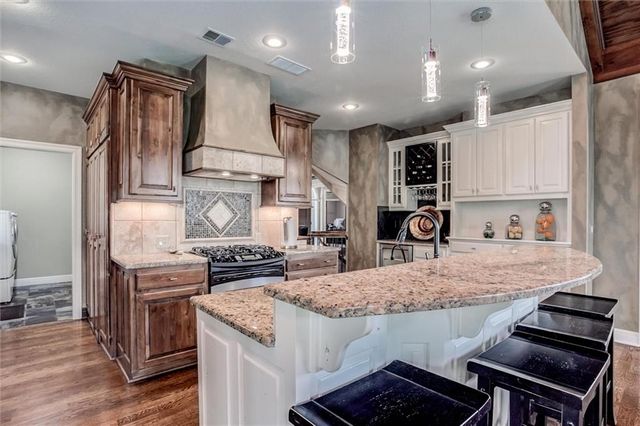 9321 W 156 Place, Overland Park, KS 66221