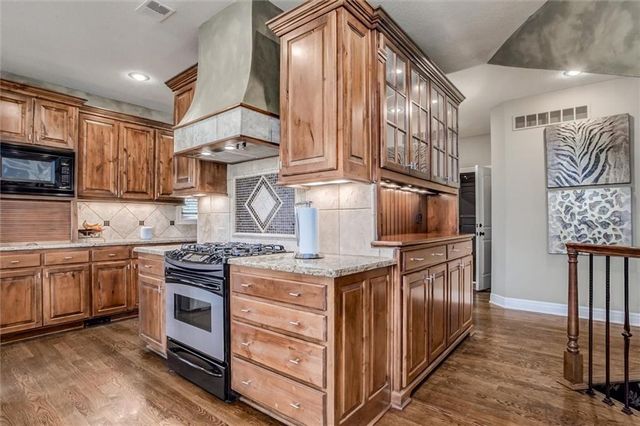 9321 W 156 Place, Overland Park, KS 66221