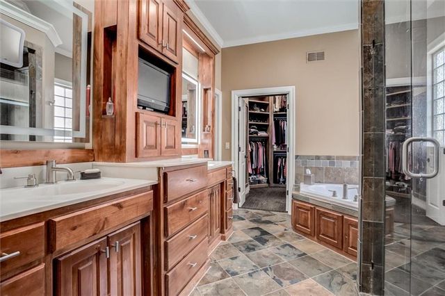 9321 W 156 Place, Overland Park, KS 66221