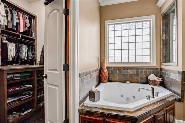 9321 W 156 Place, Overland Park, KS 66221