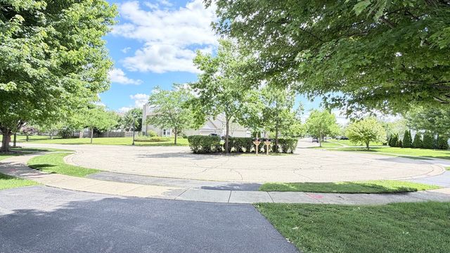 596 W Dalton Drive, Round Lake, IL 60073