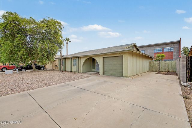 8925 W MEADOWBROOK Avenue, Phoenix, AZ 85037