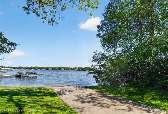 9326 Park Lane, Commerce Twp, MI 48382